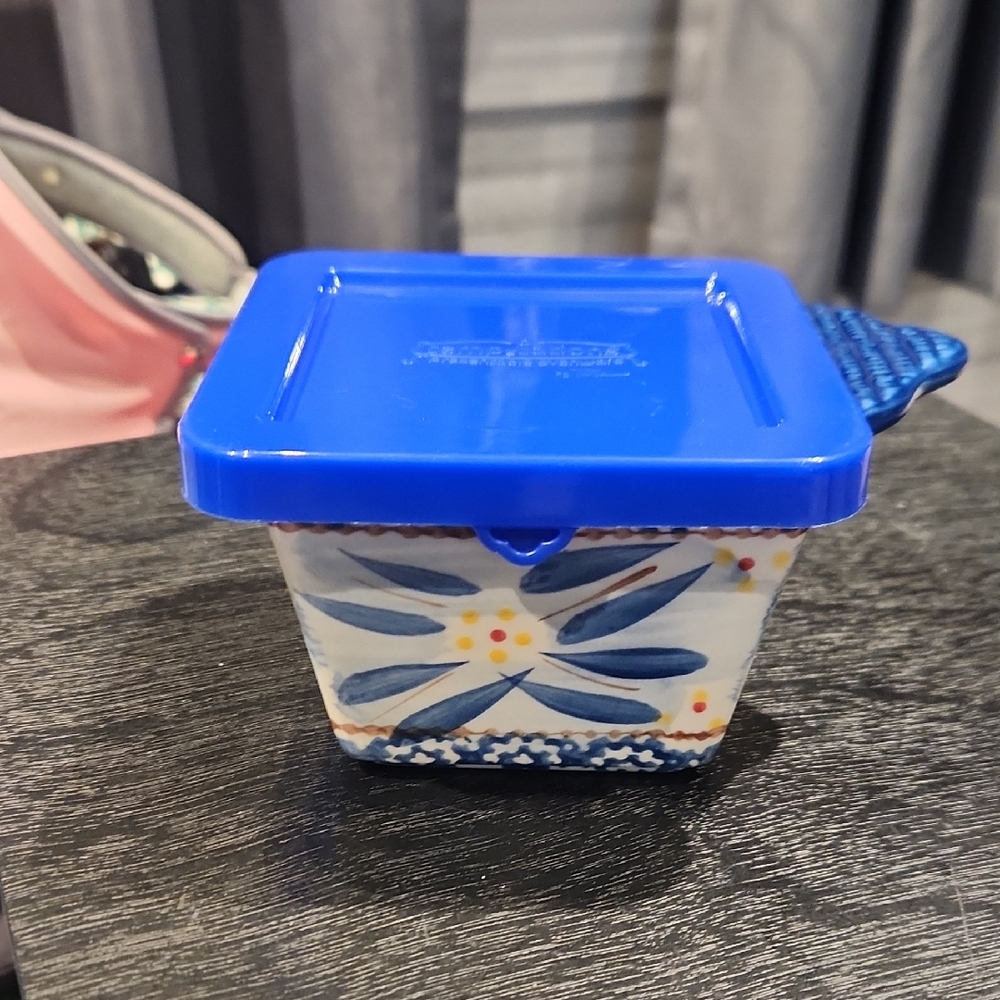 EUC Temptations Presentable Ovenware 10oz w/cover